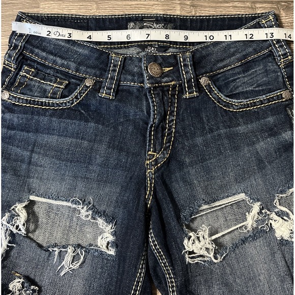 Silver Jeans Women's Suki Mid Rise Destructed Cut-Off Jean Shorts SZ 26 (27x8) - Picture 8 of 10
